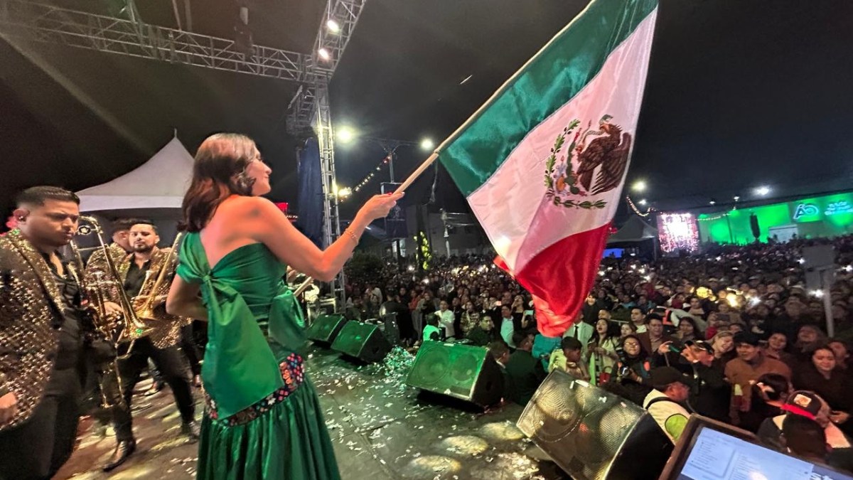 Foto: Especial/ Lía Limón da el tradicional Grito de independencia en Álvaro Obregón