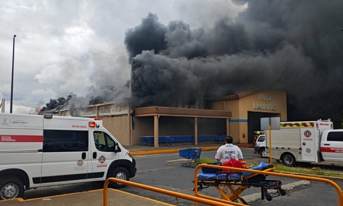 Durante la tarde de este sábado 28 de septiembre, se registró un fuerte incendio en un Walmart de Zapopan, Jalisco.