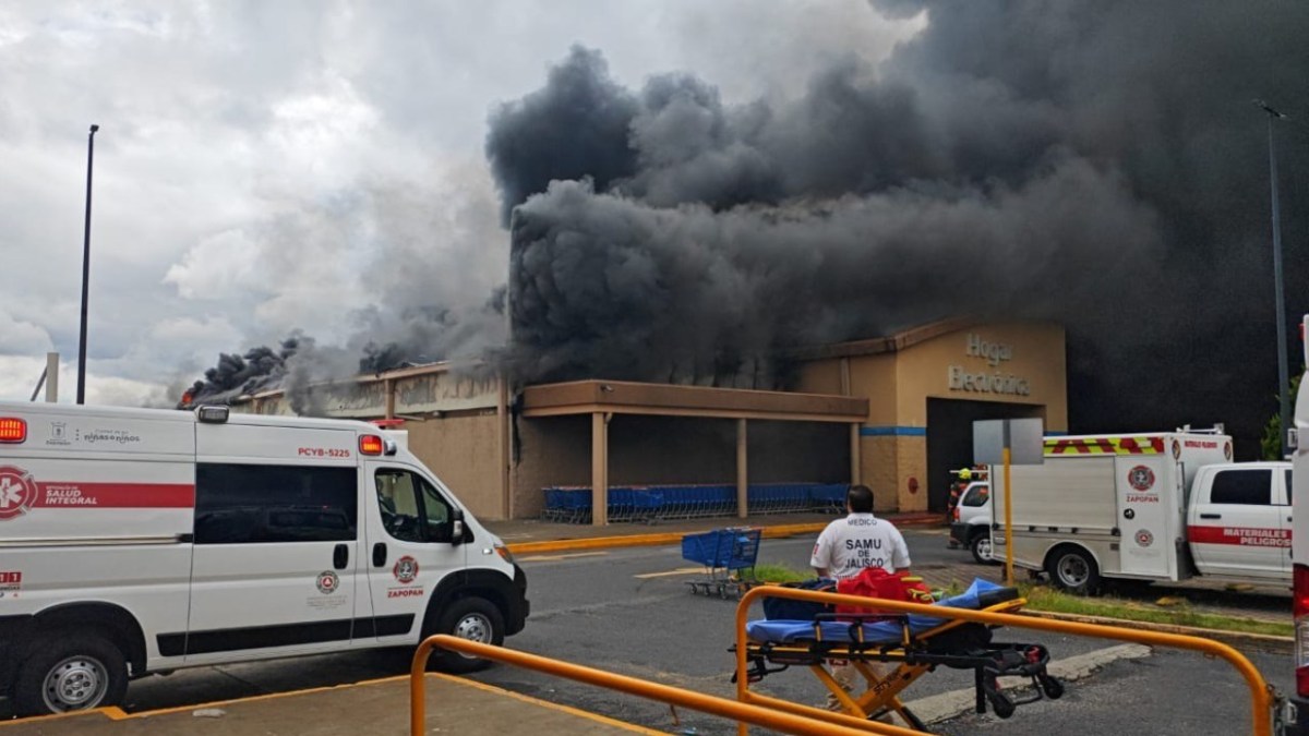 Durante la tarde de este sábado 28 de septiembre, se registró un fuerte incendio en un Walmart de Zapopan, Jalisco.