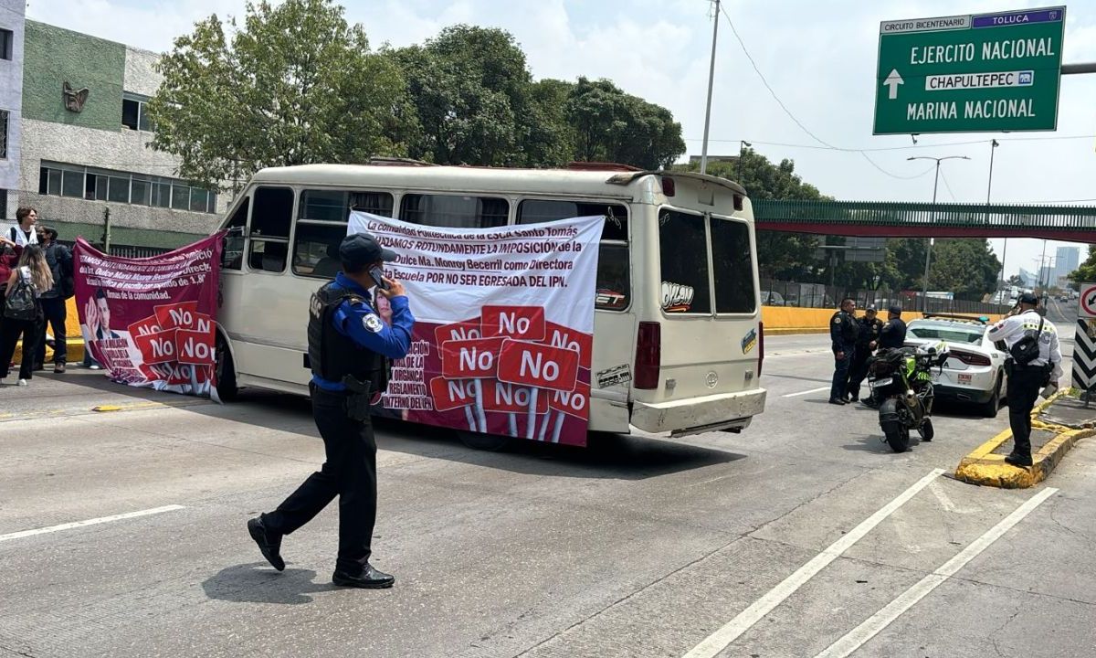 Bloquean Circuito Interior frente a la ESCA en dirección a Marina Nacional por estudiantes en contra de la Directora.