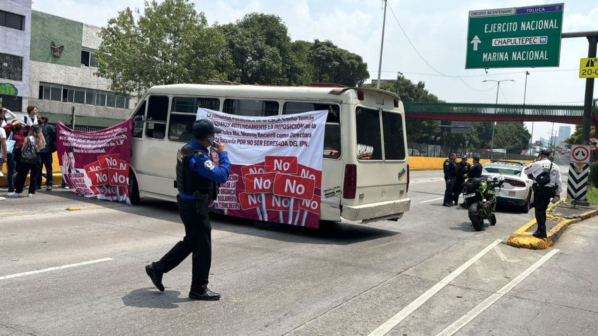 Bloquean Circuito Interior frente a la ESCA en dirección a Marina Nacional por estudiantes en contra de la Directora.