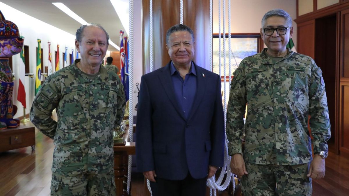 Julio Menchaca se reúne con José Rafael Ojeda y Raymundo Pedro Morales en las instalaciones de la Semar, en la Ciudad de México