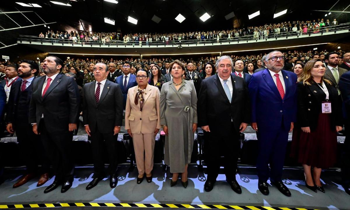 La todavía titular de la SSPC, Rosa Ícela Rodríguez, felicitó a la gobernadora del Estado de México, Delfina Gómez por su primer informe