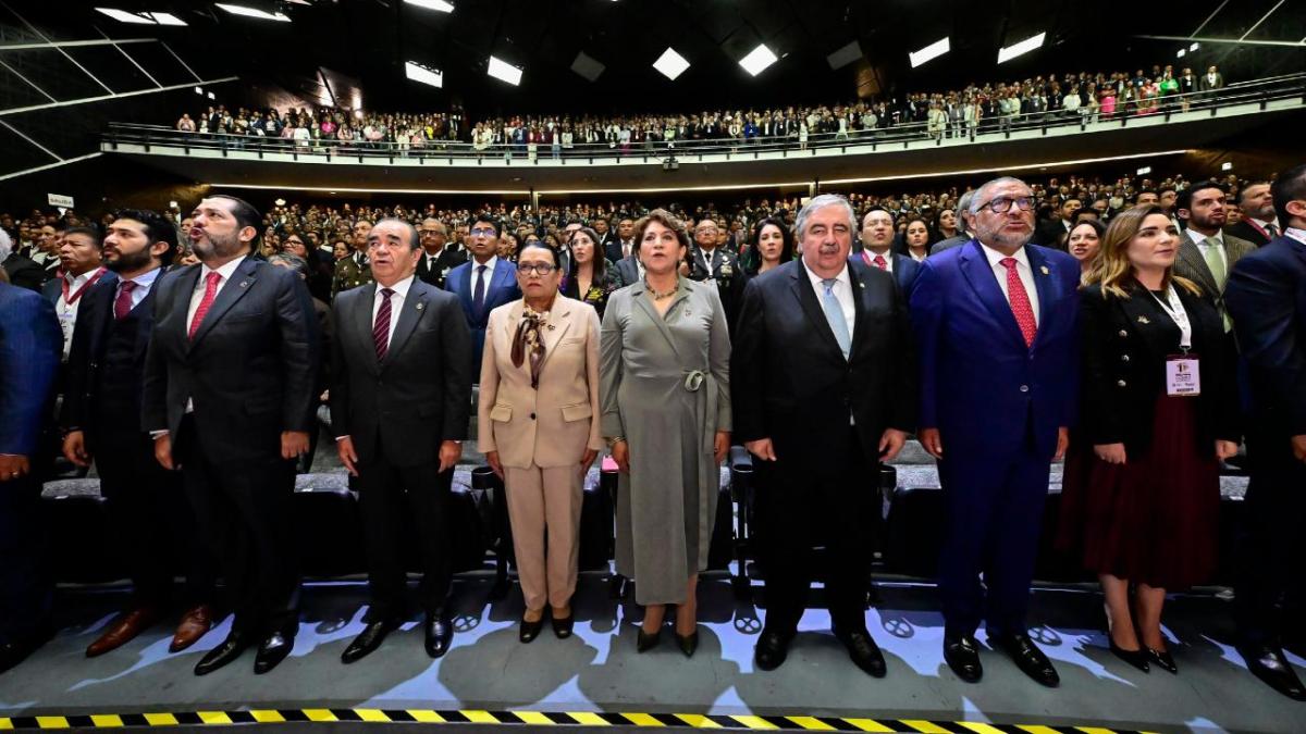 La todavía titular de la SSPC, Rosa Ícela Rodríguez, felicitó a la gobernadora del Estado de México, Delfina Gómez por su primer informe