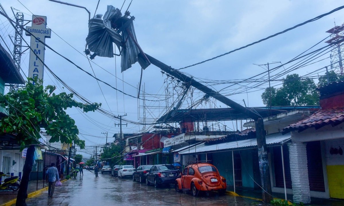 Debido a las inundaciones en Guerrero, a consecuencia de las lluvias por 'John', más de 44 mil usuarios se encuentran sin energía eléctrica.