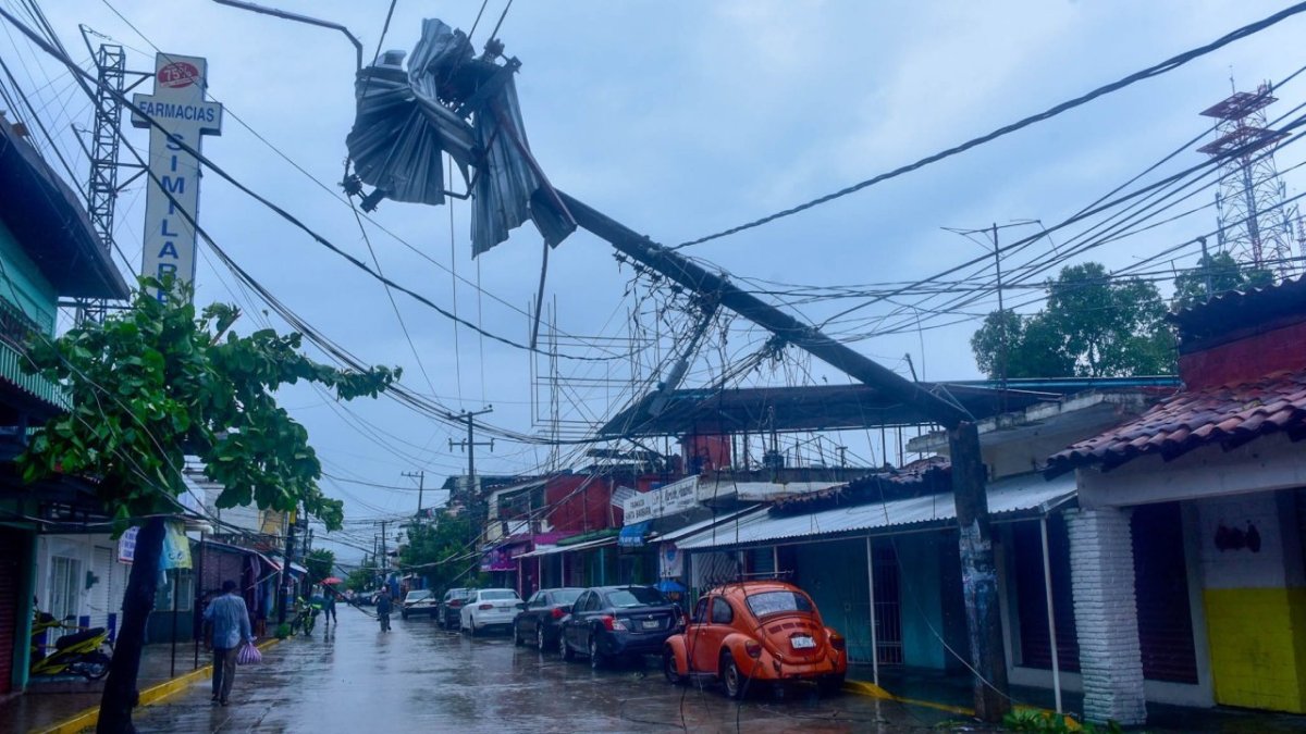 Debido a las inundaciones en Guerrero, a consecuencia de las lluvias por 'John', más de 44 mil usuarios se encuentran sin energía eléctrica.