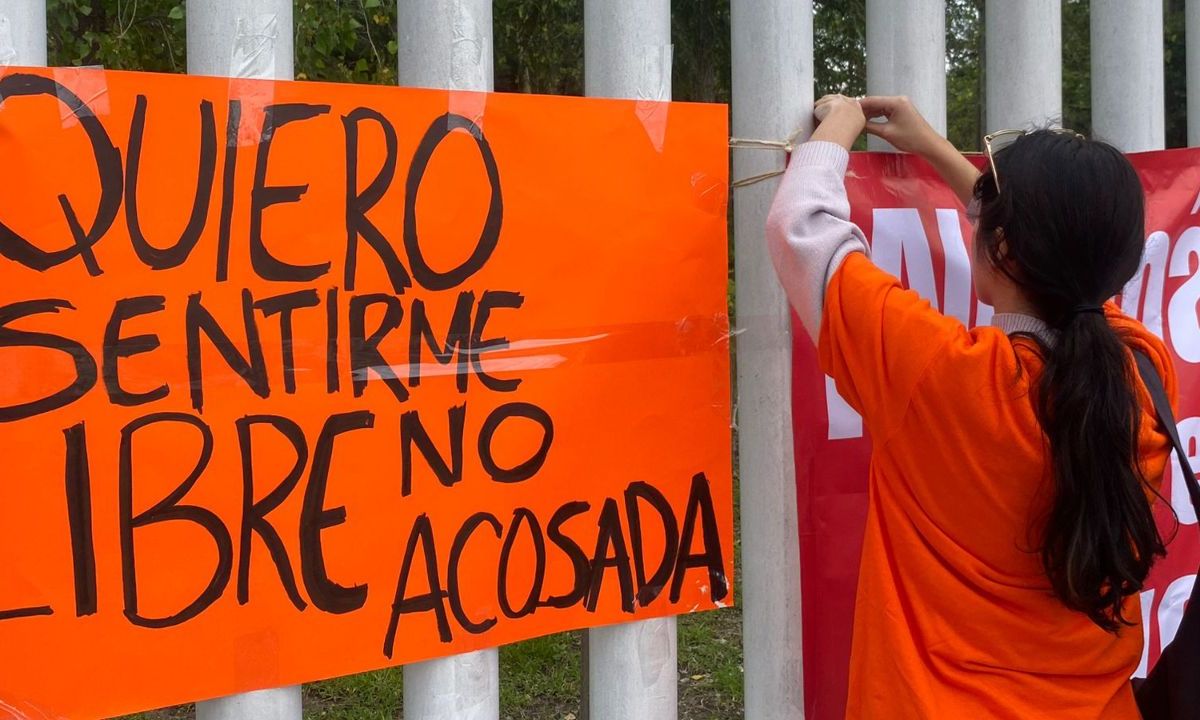 Alumnas, maestras y padres de familia montaron un tendedero para denunciar casos de acoso en Tec de Monterrey, campus Puebla.