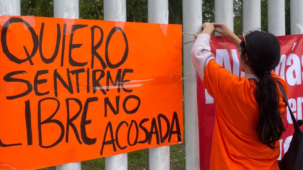 Alumnas, maestras y padres de familia montaron un tendedero para denunciar casos de acoso en Tec de Monterrey, campus Puebla.