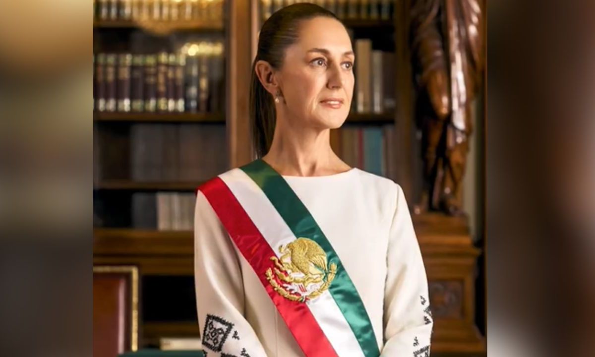 Sheinbaum Pardo se toma la foto oficial como la primera mujer presidenta de México; lució un vestido diferente al día de su protesta