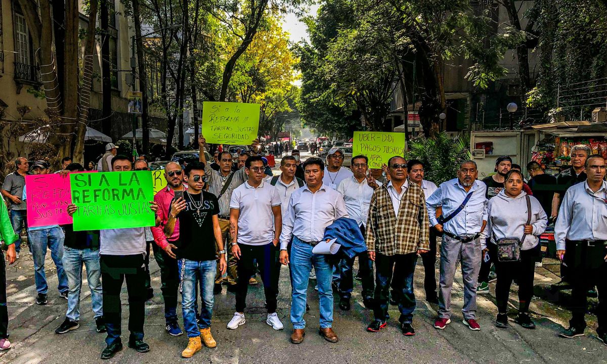 Cerca de 50 manifestantes se congregaron a la altura del Ángel de la Independencia, para partir rumbo a las oficinas de DiDi y Uber.