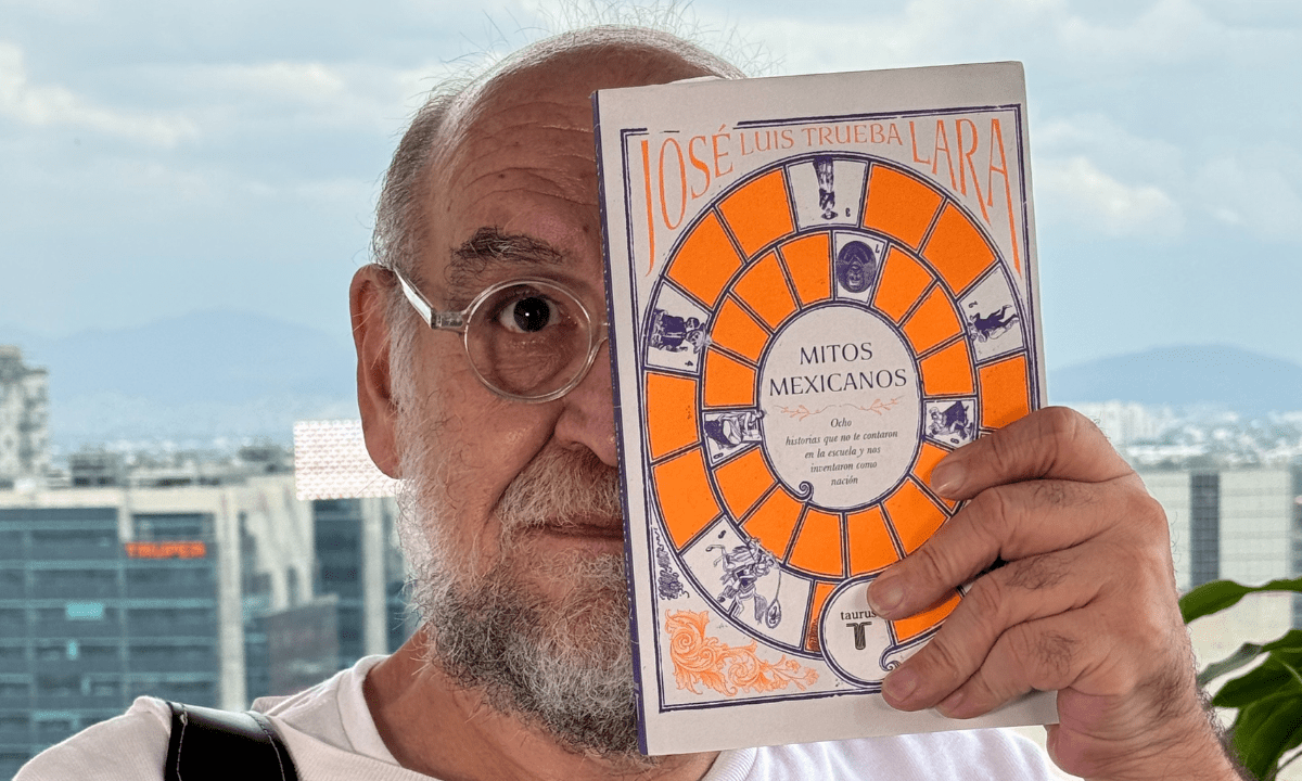 El escritor mexicano José Luis Trueba Lara posa con su libro en la redacción de 24 HORAS.