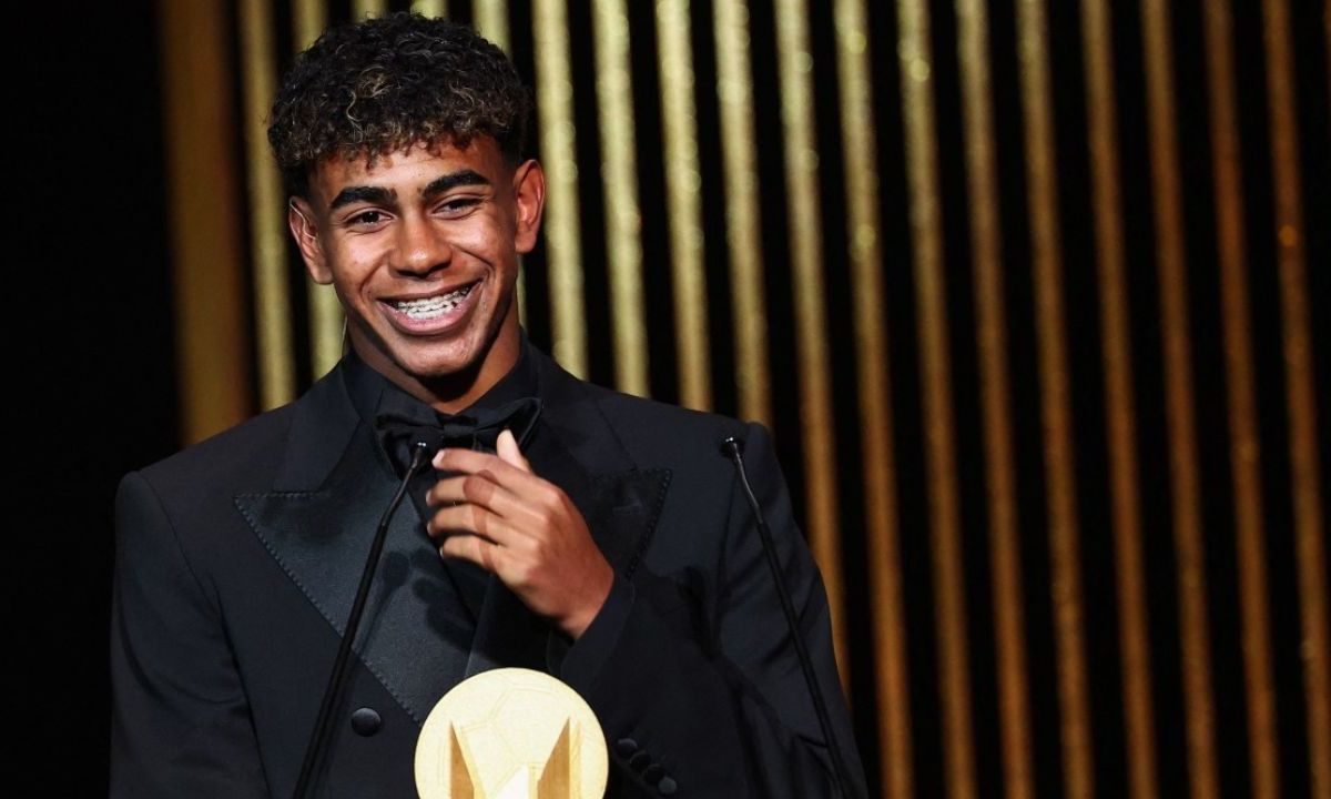 Lamine Yamal, de 17 años, recibió el Trofeo Kopa a mejor joven del año en la ceremonia del Balón de Oro en París.