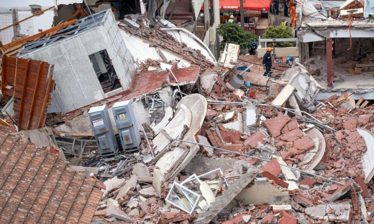 Al menos una persona murió y "entre siete y nueve" eran buscadas entre los escombros del derrumbe de un edificio en obras.