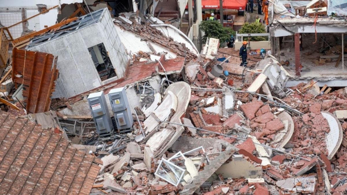 Al menos una persona murió y "entre siete y nueve" eran buscadas entre los escombros del derrumbe de un edificio en obras.