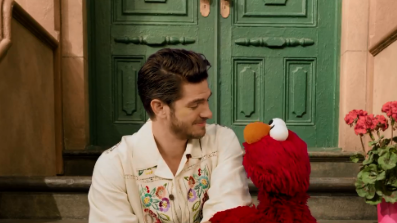 Elmo listens to Andrew Garfield about losing his mother