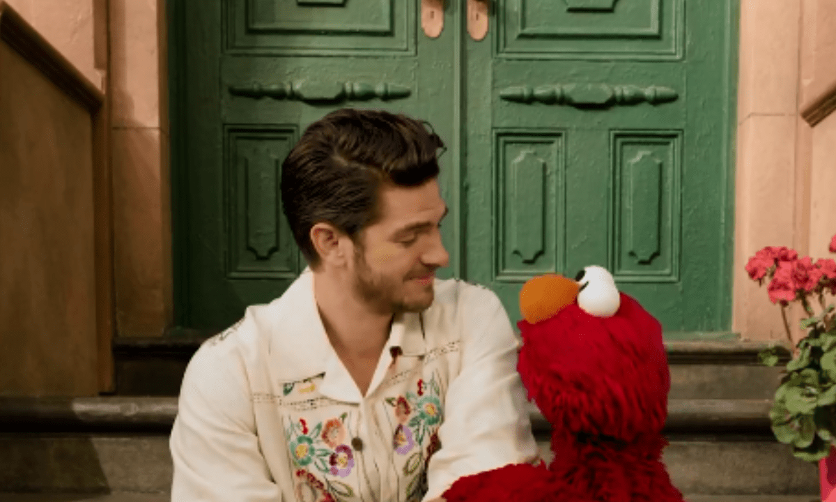 Elmo, conocido por su empatía y sensibilidad, le ofreció palabras de apoyo