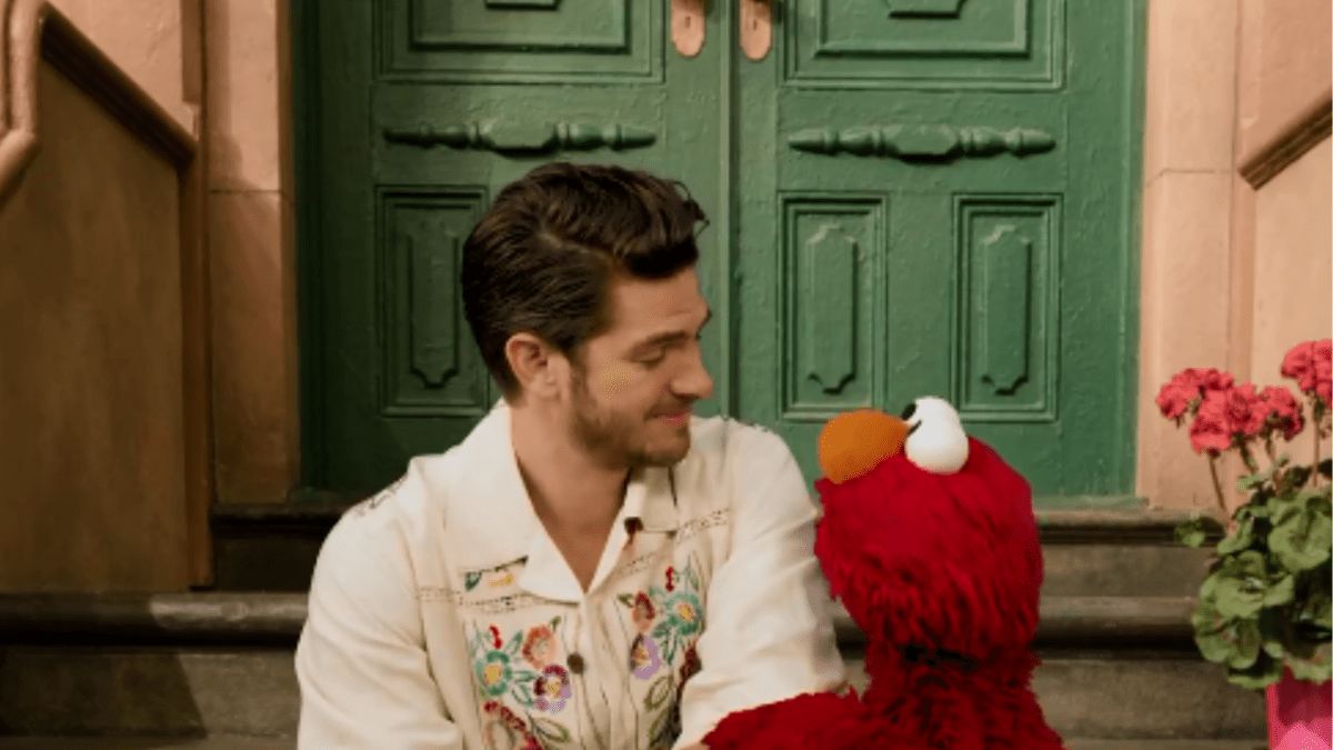 Elmo, conocido por su empatía y sensibilidad, le ofreció palabras de apoyo