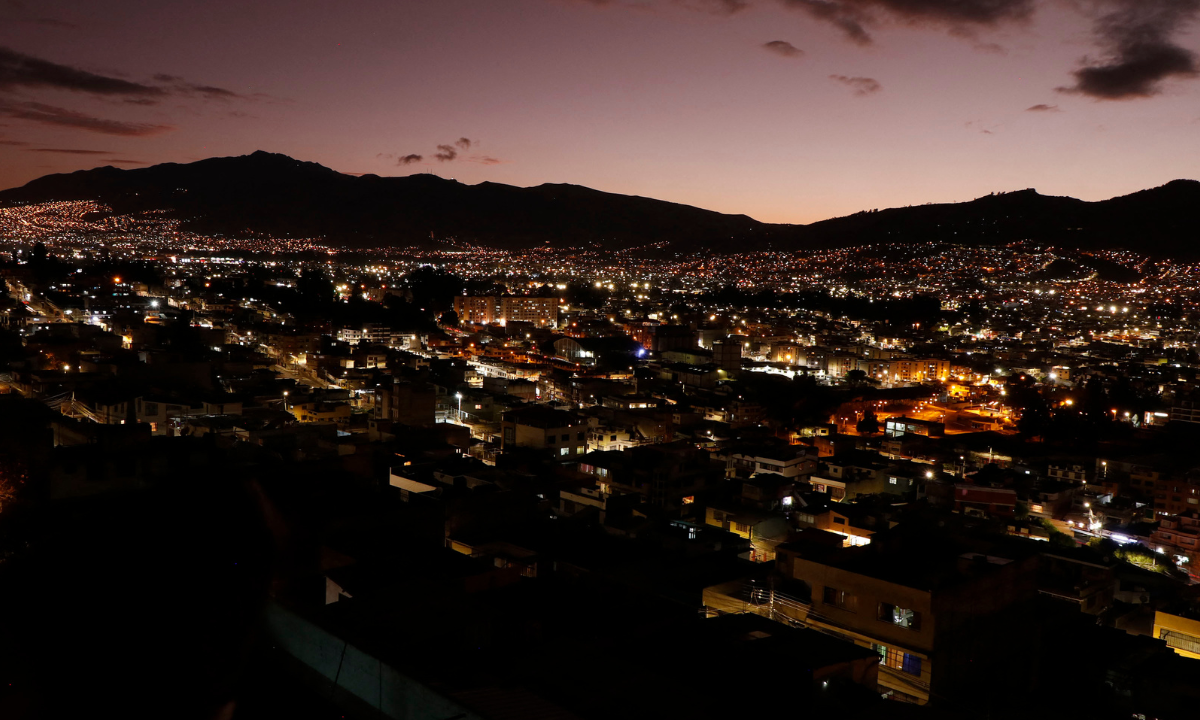 Ecuador anuncia que los apagones eléctricos seguirán hasta diciembre