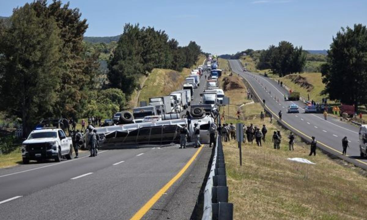 Vuelca camión de la Guardia Nacional sobre la Autopista del Occidente.