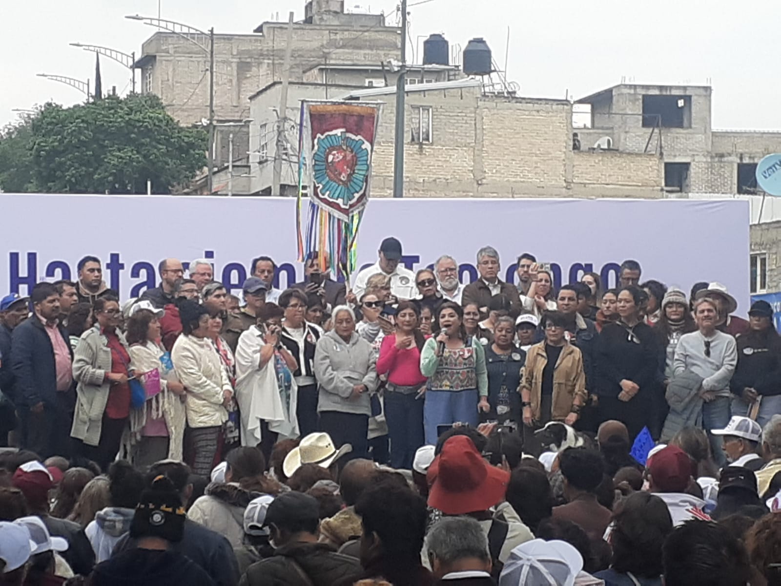 Foto: Ángel Ortiz/ Entre porras y pancartas vecinos despiden a Clara Brugada