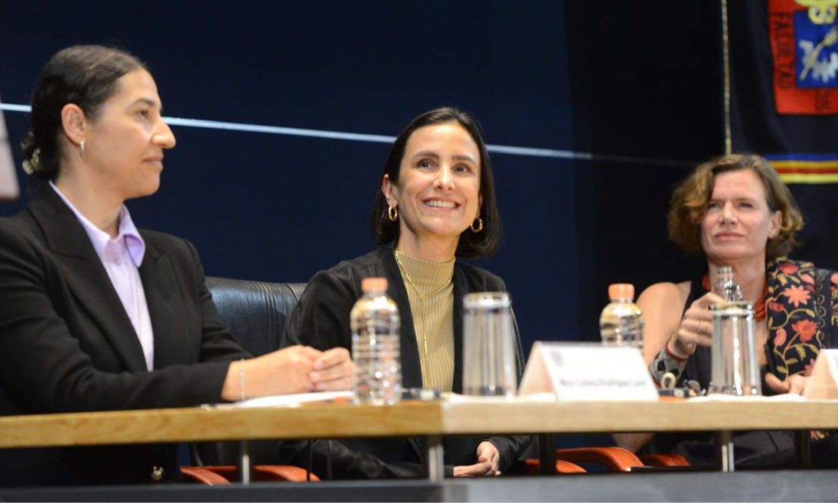 En la UNAM, Luz Elena González defiende plan de desarrollo de Sheinbaum