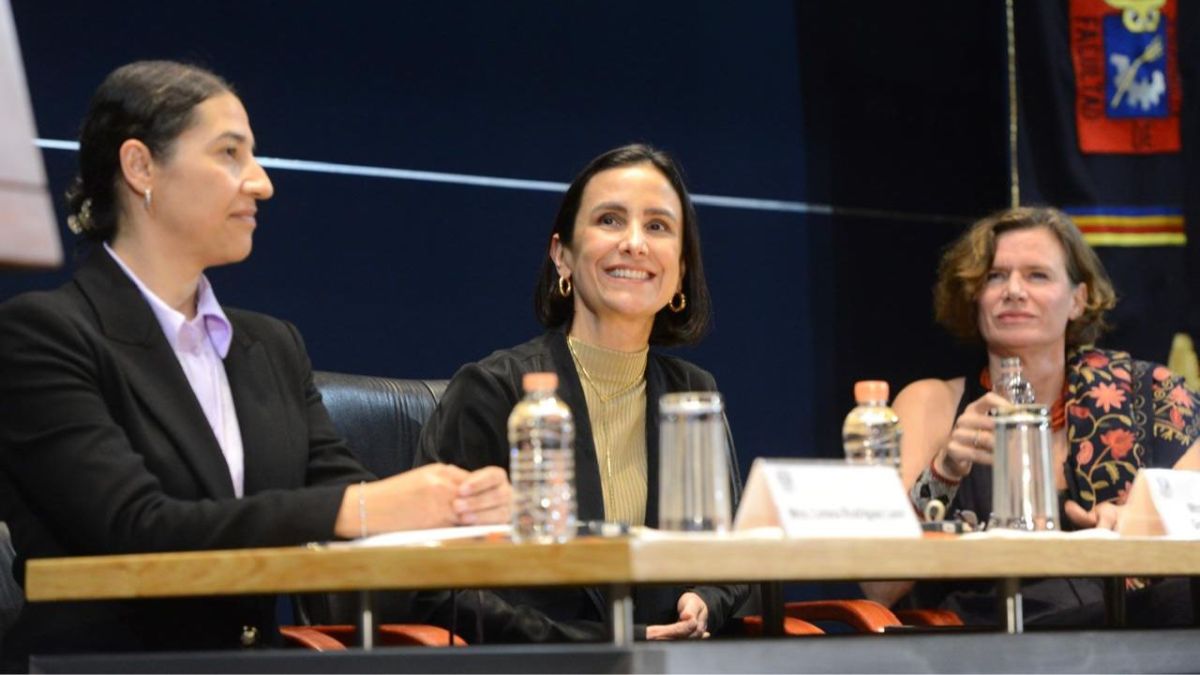 En la UNAM, Luz Elena González defiende plan de desarrollo de Sheinbaum