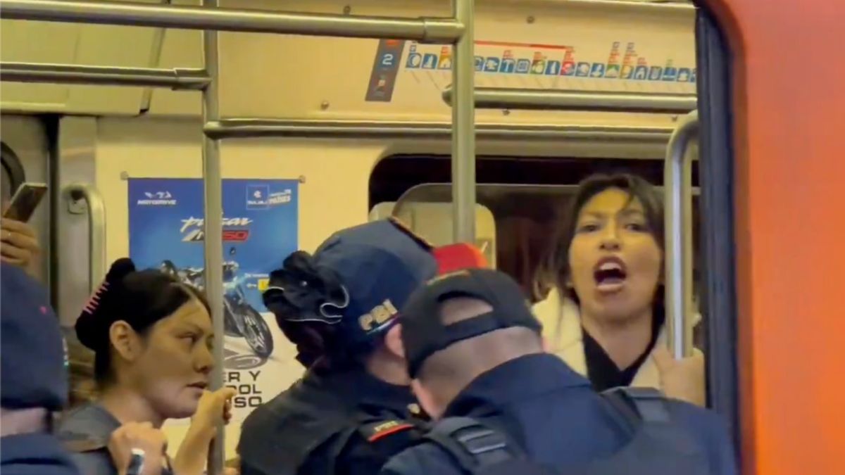 Policía Bancaria intenta bajar por la fuerza a mujer que contaba cuentos en el metro