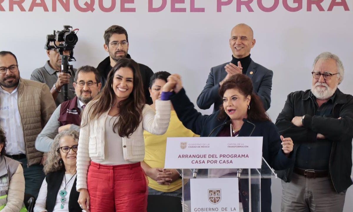 “En la Ciudad gobernamos juntas”, aseguró la alcaldesa electa de Cuauhtémoc, Alessandra Rojo de la Vega tras un recorrido conjunto por calles de la alcaldía junto a la jefa de Gobierno, Clara Brugada. Una semana después de que la alcaldesa hiciera un llamado a la Jefa de Gobierno para trabajar de manera conjunta, realizaron un recorrido por la calle José María Roa Bárcenas, entre otras para conocer las demandas de los habitantes. En su primer recorrido conjunto por la alcaldía visitaron casa por casa a vecinos de la colonia Obrera, con quienes se comprometieron a trabajar coordinadas a favor de la colonia. En su recorrido, Rojo de la Vega agradeció el mensaje de colaboración de la Jefa de Gobierno, enfatizando que entre dos mujeres atenderán la alcaldía Cuauhtémoc. “Nos sentimos muy honradas de tener aquí a la Jefa de Gobierno, iniciando un recorrido para tocar las puertas de las casas de los vecinos y de esta manera regresar el poder a manos de cada uno y una de ustedes”, expresó la alcaldesa. En tanto, la Jefa de Gobierno pidió a la alcaldesa apoyo para atender favorablemente las solicitudes de podas, seguridad, alumbrado público y bacheo, entre otras demandas.