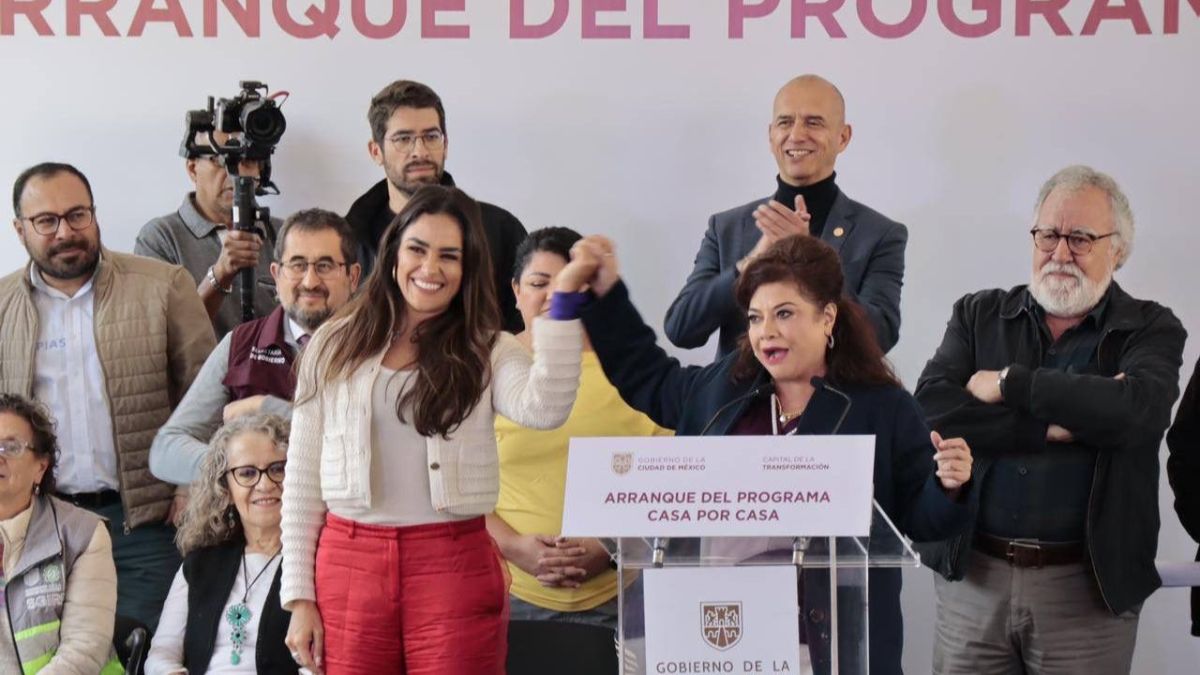 “En la Ciudad gobernamos juntas”, aseguró la alcaldesa electa de Cuauhtémoc, Alessandra Rojo de la Vega tras un recorrido conjunto por calles de la alcaldía junto a la jefa de Gobierno, Clara Brugada. Una semana después de que la alcaldesa hiciera un llamado a la Jefa de Gobierno para trabajar de manera conjunta, realizaron un recorrido por la calle José María Roa Bárcenas, entre otras para conocer las demandas de los habitantes. En su primer recorrido conjunto por la alcaldía visitaron casa por casa a vecinos de la colonia Obrera, con quienes se comprometieron a trabajar coordinadas a favor de la colonia. En su recorrido, Rojo de la Vega agradeció el mensaje de colaboración de la Jefa de Gobierno, enfatizando que entre dos mujeres atenderán la alcaldía Cuauhtémoc. “Nos sentimos muy honradas de tener aquí a la Jefa de Gobierno, iniciando un recorrido para tocar las puertas de las casas de los vecinos y de esta manera regresar el poder a manos de cada uno y una de ustedes”, expresó la alcaldesa. En tanto, la Jefa de Gobierno pidió a la alcaldesa apoyo para atender favorablemente las solicitudes de podas, seguridad, alumbrado público y bacheo, entre otras demandas.