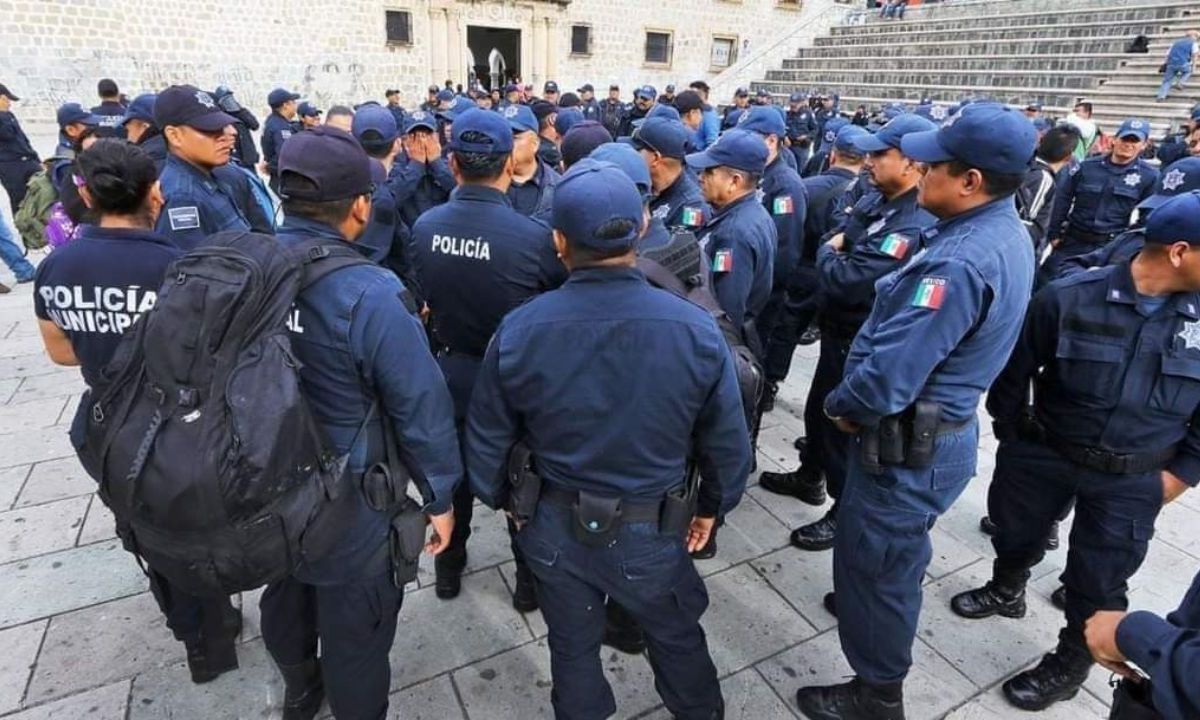 Protestan policías de Oaxaca tras no pasar examen de control de confianza