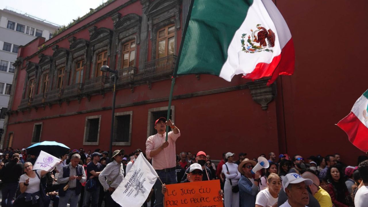 PJ workers demonstrate at the State Palace