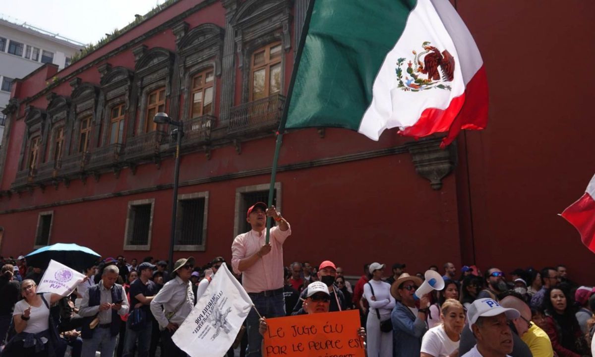 Trabajadores del PJ se manifiestan en Palacio Nacional