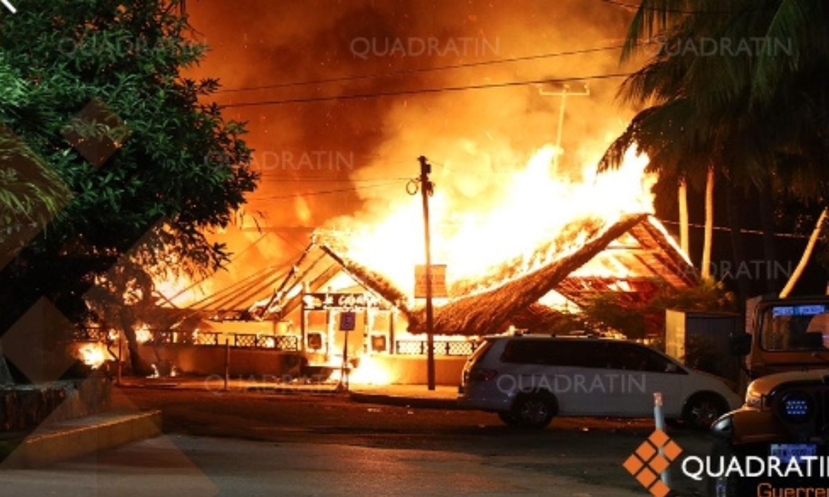 Se incendia icónico restaurante "La Cabaña de Caleta" en Acapulco