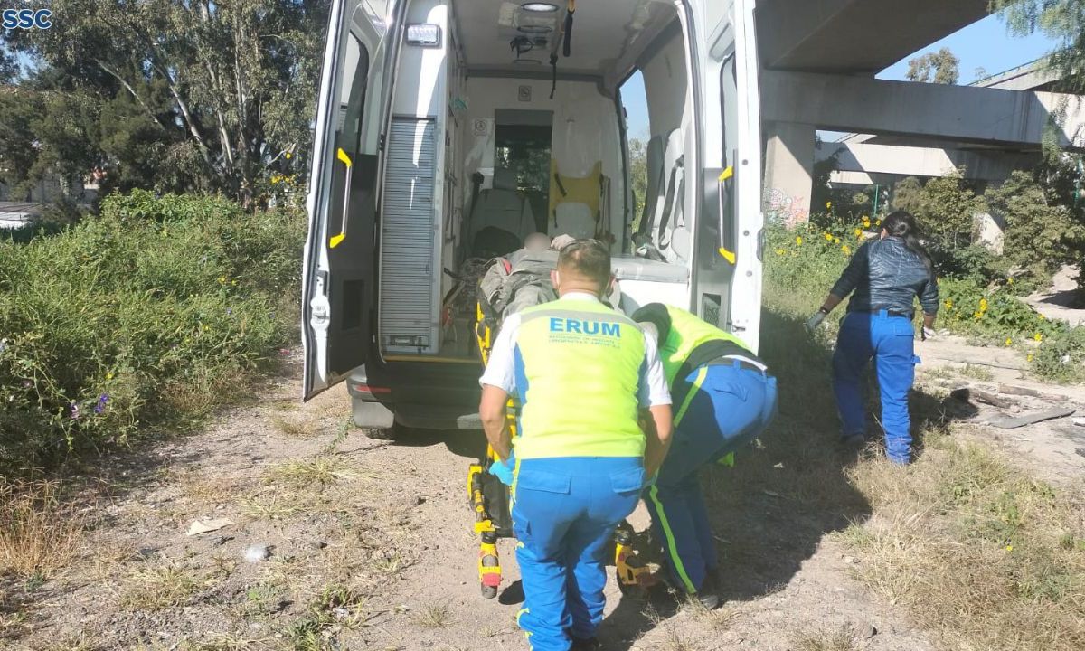 Rescatan a hombre que cayó a canal de aguas negras en la GAM