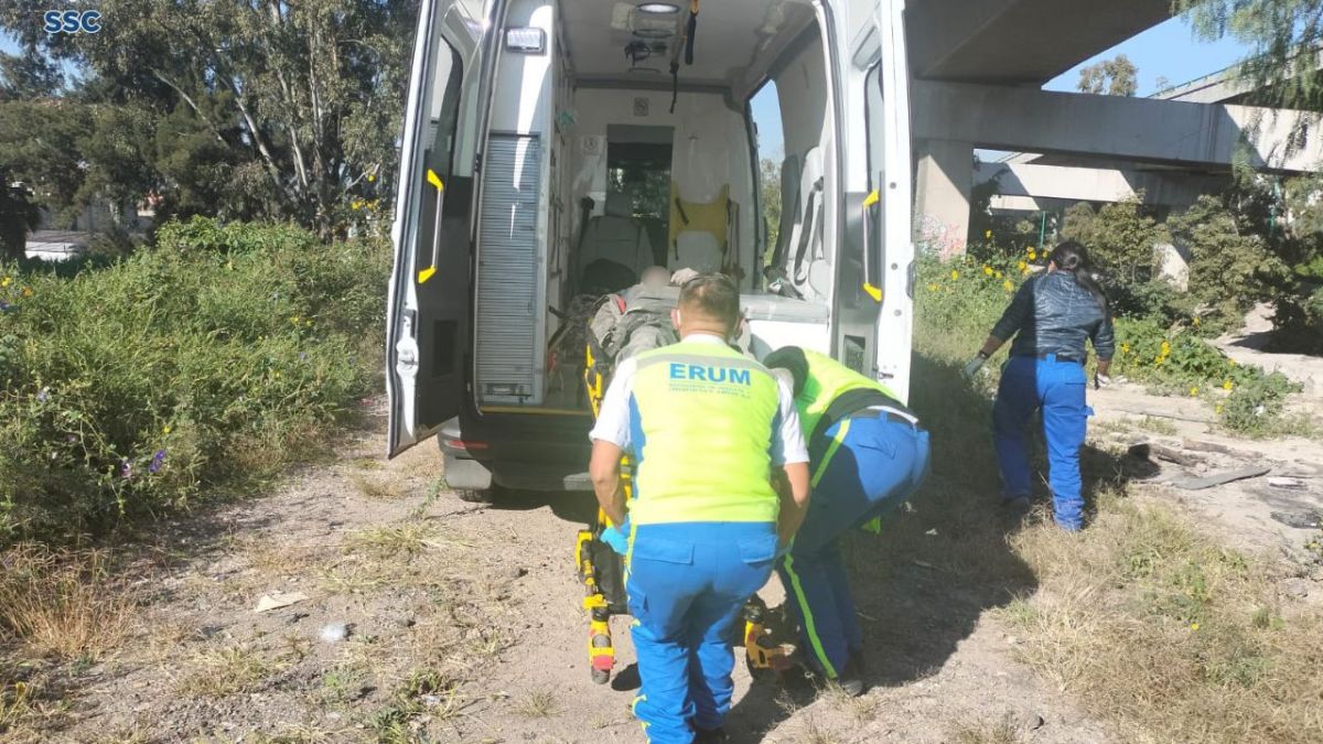 Rescatan a hombre que cayó a canal de aguas negras en la GAM