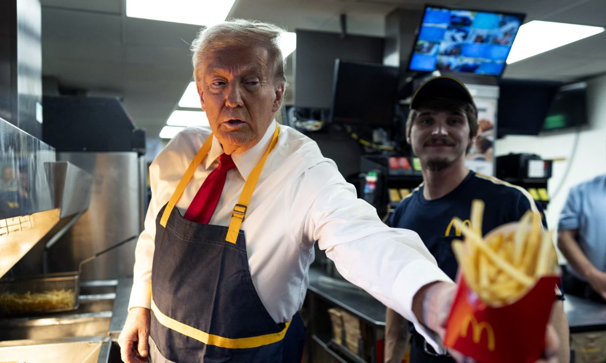 Donald Trump cocina papas fritas en McDonald's