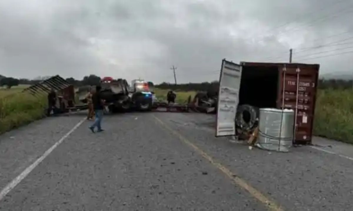 Vuelca tráiler con familia a bordo en la carretera Monterrey-Ciudad Victoria.