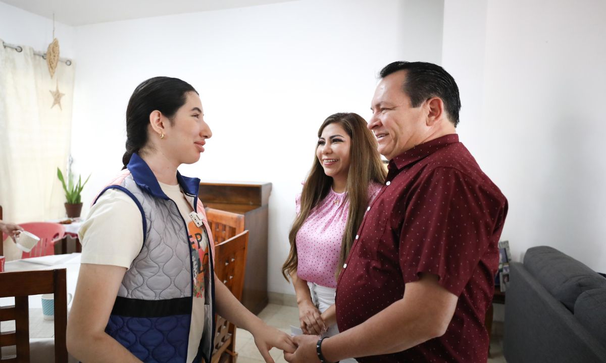 Visita gobernador de Yucatán a María José Muñoz Escalante, joven invidente de 19 años que estudia el primer semestre de Psicología y vive con su madre.