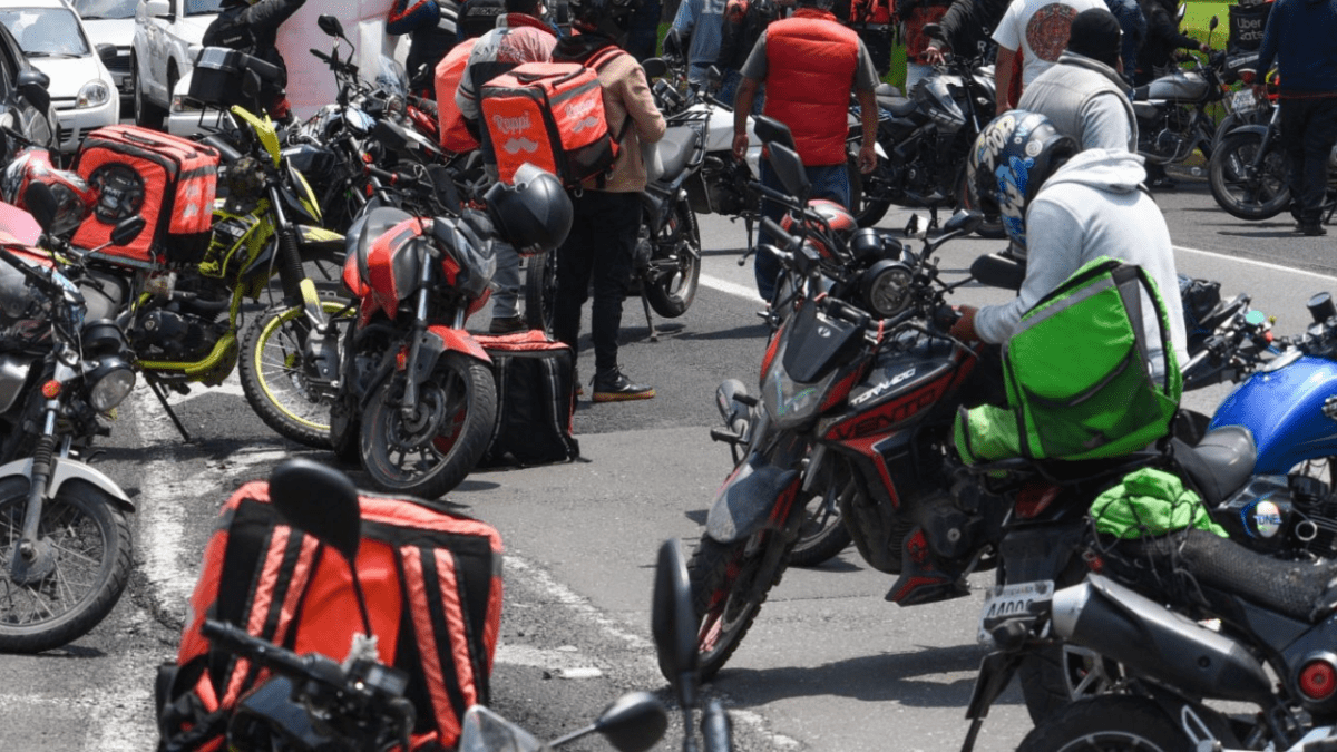 A bordo de motocicletas, trabajadores de entrega a domicilio partieron del Parque de la Bombilla rumbo a oficinas de la secretaría, a la altura de Avenida Las Flores, para exigir mejoras en sus condiciones laborales.