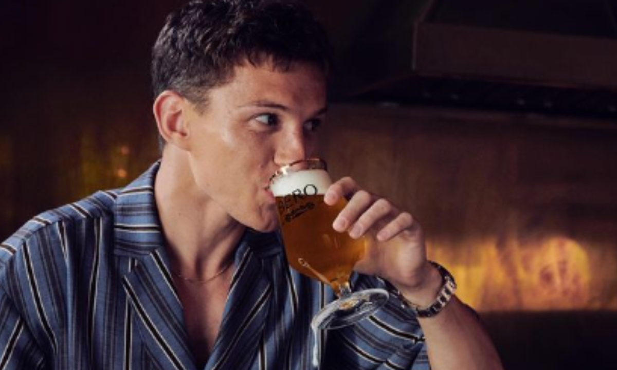 Tom Holland, el actor que le da vida a "Spider-Man" dentro del UCM, lanza su propia marca de cerveza sin alcohol al mercado.