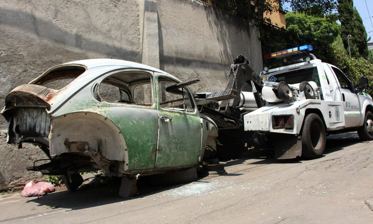 CDMX retira 17 autos chatarra