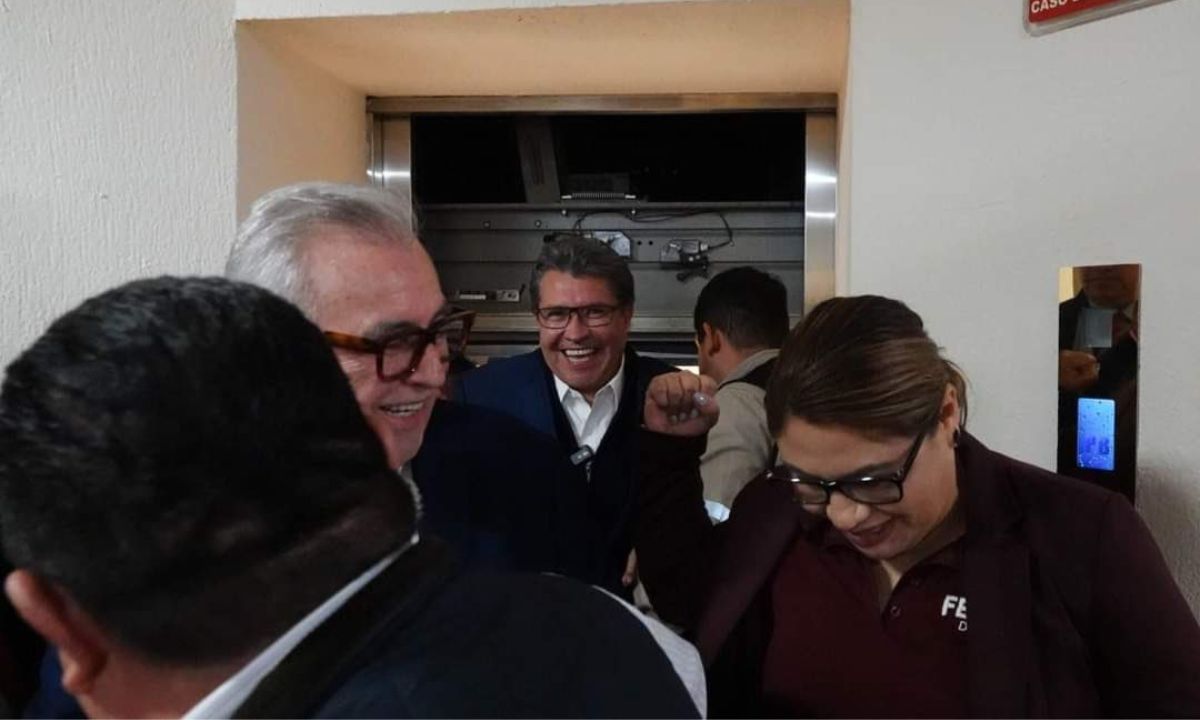 Rubén Rocha, gobernador de Sinaloa, Ricardo Monreal, coordinador de los diputados de Morena, y legisladoras son rescatados tras quedar atrapados en un elevador.