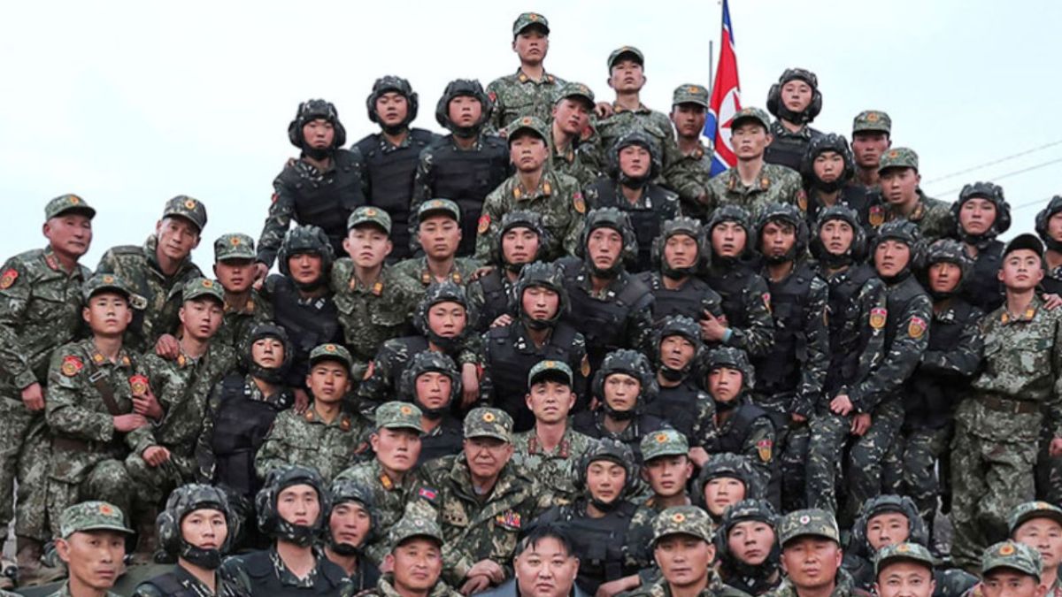 Soldados de Corea del Norte con Kim Jong Un en ejercicios militares.