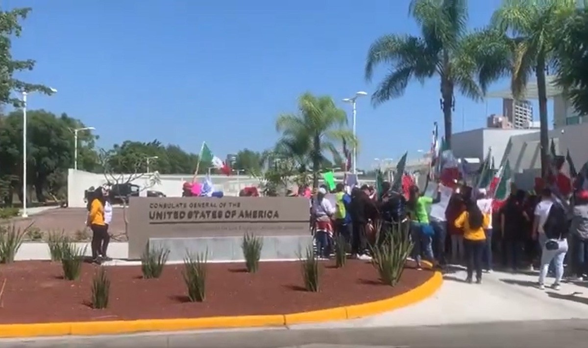 Trabajadores del Poder Judicial de la Federación hacen protesta bilingüe en consulado de Guadalajara, Jalisco.