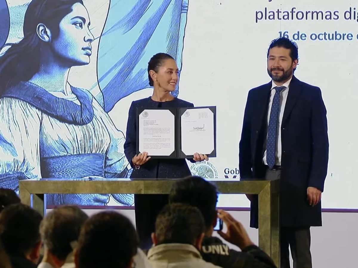 Claudia Sheinbaum Pardo, presidenta de México, junto a Marath Bolaños, secretario del Trabajo.