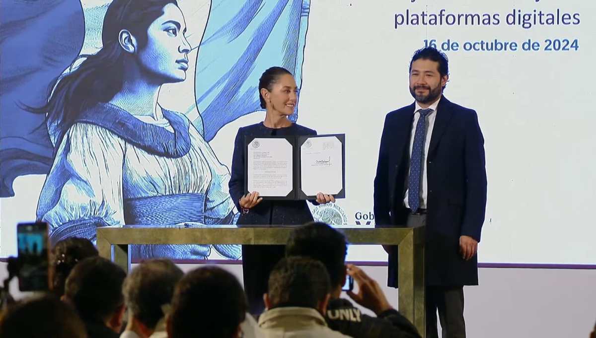 Claudia Sheinbaum Pardo, presidenta de México, junto a Marath Bolaños, secretario del Trabajo.