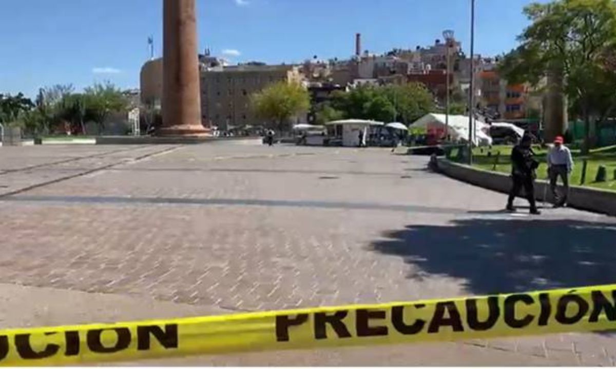 Atacan a tiros a dos personas en la Plaza Bicentenario de Zacatecas; uno murió y el otro está herido