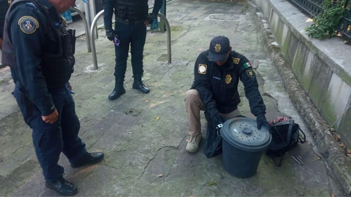 Elementos de la Brigada Animal aseguran serpiente de cascabel en Chapultepec.