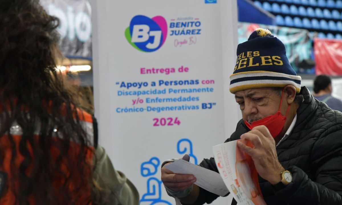 Alcaldía Benito Juárez realizó la entrega de apoyos económicos a madres de familia, personas con discapacidad y enfermedades.