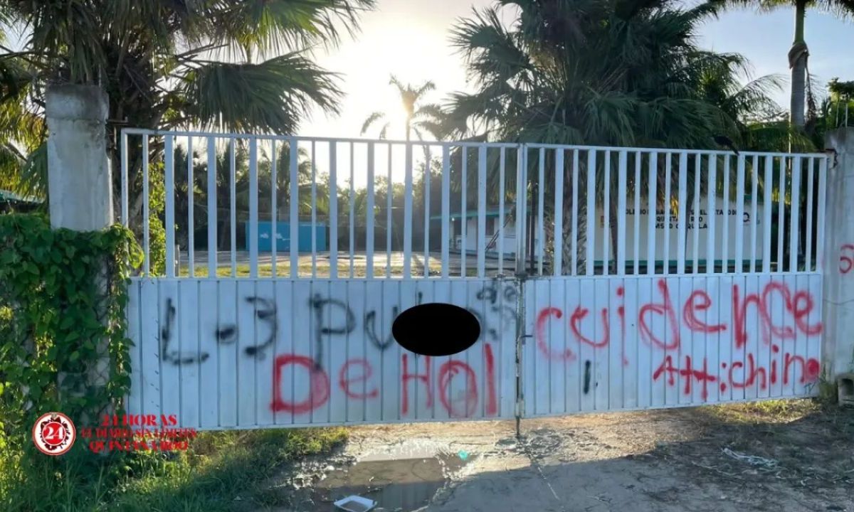 Pinta al exterior del Colegio de Bachilleres de Chiquilá en Quintana Roo